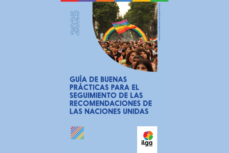 Portada de informe de ILGA World, 2025, titulado 'Guía de Buenas Prácticas para el Seguimiento de las Recomendaciones de las Naciones Unidas'. Fondo azul claro con una fotografía de una multitud caminando bajo un arco inflable con los colores del arcoíris durante una marcha del orgullo, con árboles y edificios al fondo. Incluye el logo de ILGA World y una franja de colores del arcoíris en la parte superior