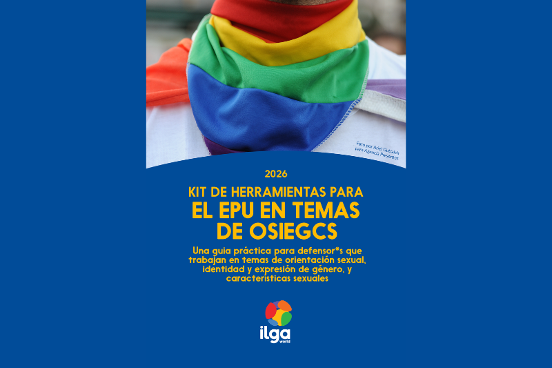 Portada de ILGA Mundo, 2026, titulada 'Kit de Herramientas para el EPU en Temas de OSIEGCS: Una Guía Práctica Para Defensor*s Que Trabajan en Temas de Orientación Sexual, Identidad y Expresión de Género, y Características Sexuales'. Muestra un primer plano de una persona con una bandana en los colores del arcoíris alrededor del cuello, sobre fondo azul oscuro con texto en amarillo, y el logo de ILGA Mundo